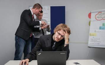 ตัวอย่างประโยคภาษาอังกฤษเกี่ยวกับการ “ลาออก” พร้อมคำศัพท์ที่เกี่ยวข้อง